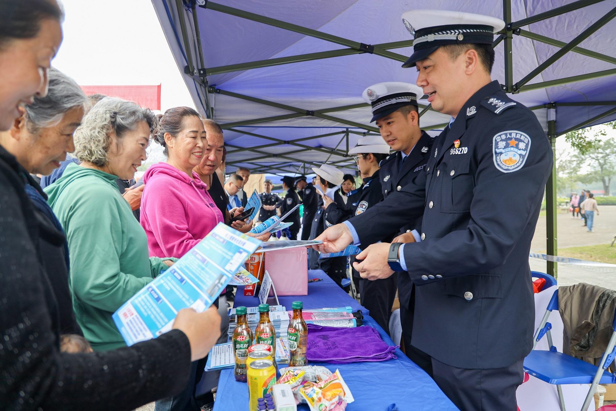 防城港市開展122“全國(guó)交通安全日”主題活動(dòng)